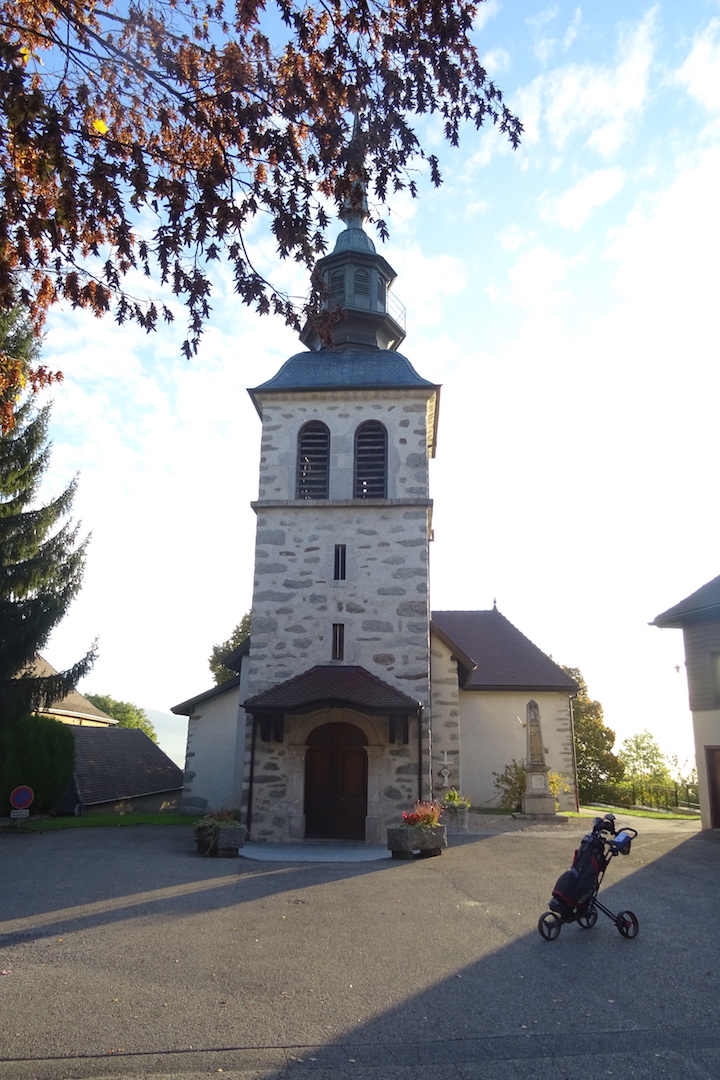 L'église, partie intégrante du complexe golfique