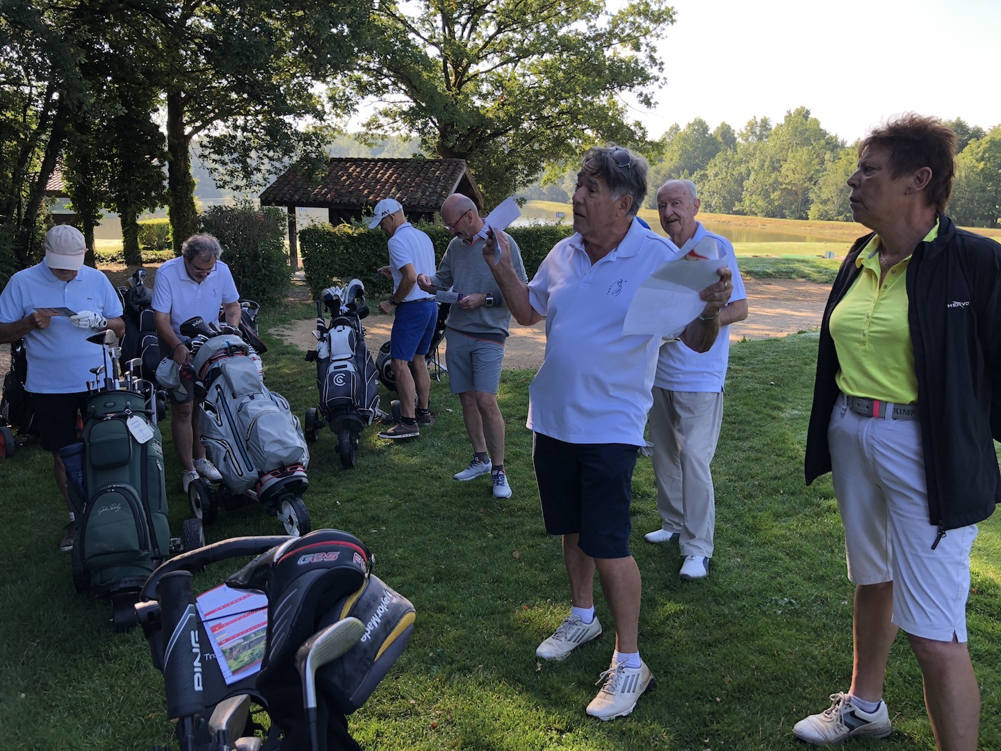 Organisateur en plein briefing