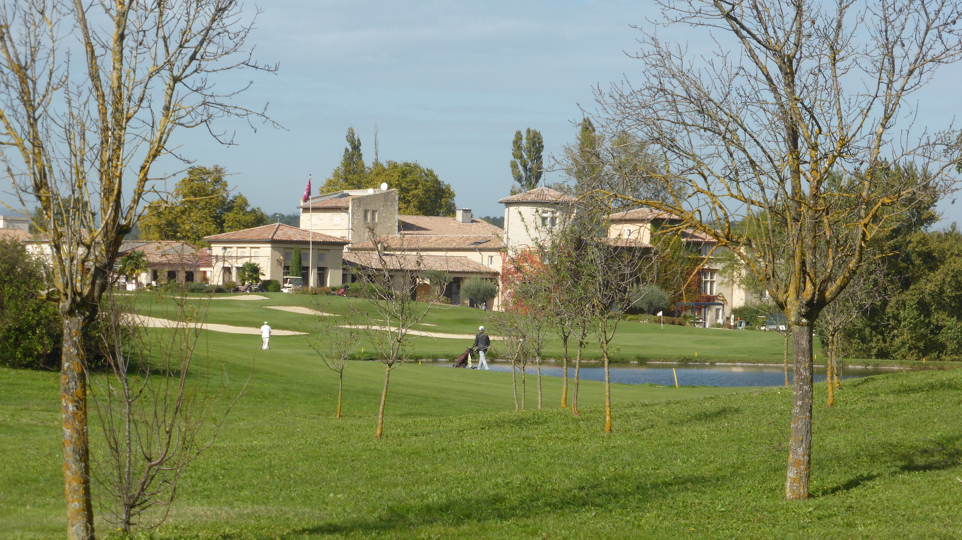 Le chateau - club house et le fairway du redoutable n°9