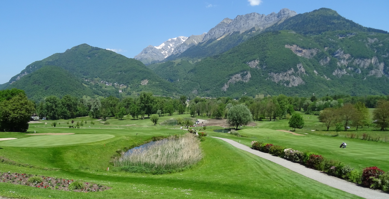 Le massif de la Tournette et les trous du retour depuis le club-house