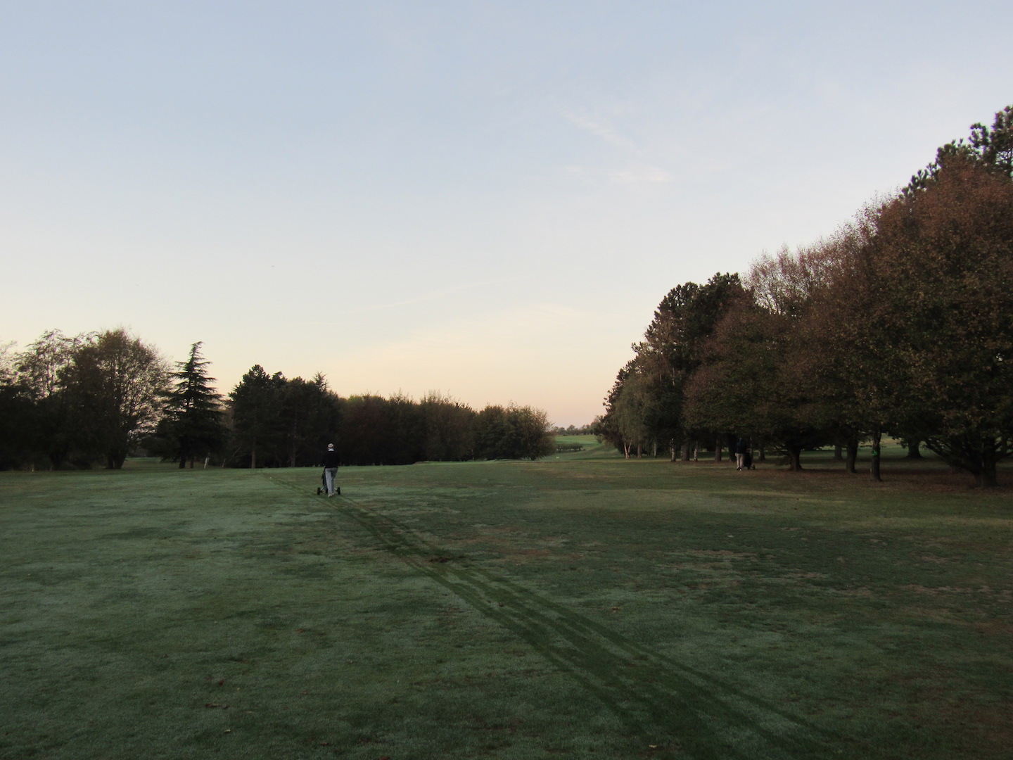 Bernard marche vers sa balle plein fairway ...