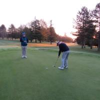 ... et va empocher le trou n°1 sur un bon bogey