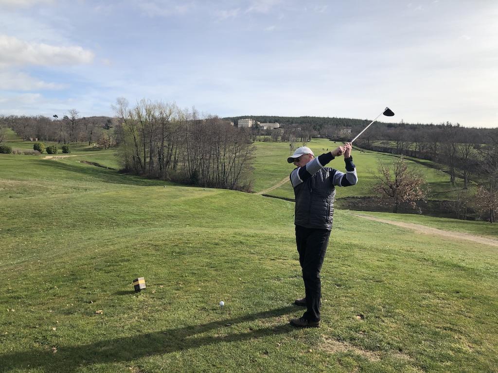 Drive de Bernard au par 5 n°4; au fond, le château de Gourdan