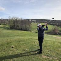 Drive de Bernard au par 5 n°4; au fond, le château de Gourdan