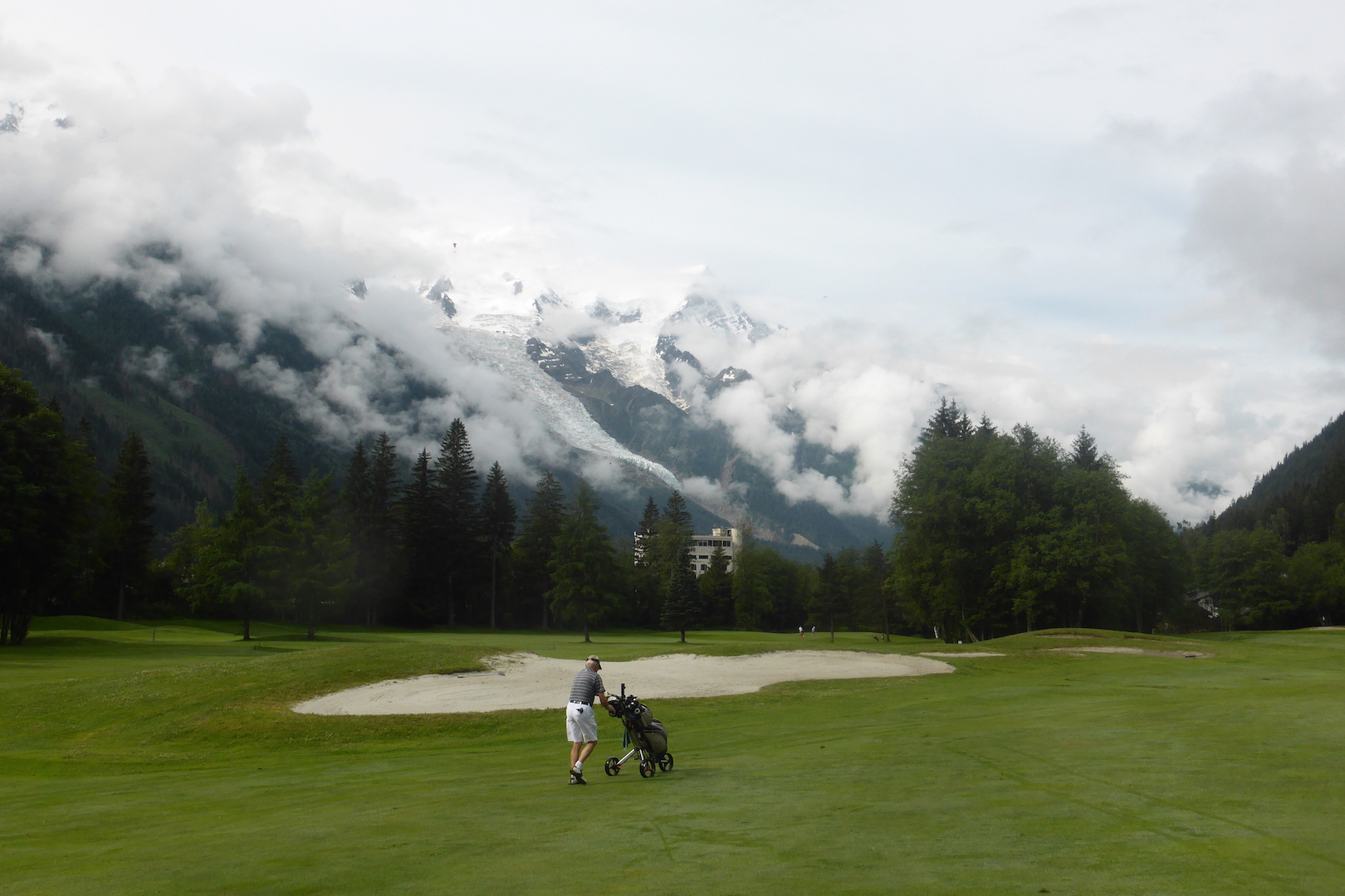 Le massif du Mont-Blanc domine le fairway du par 5 n°6