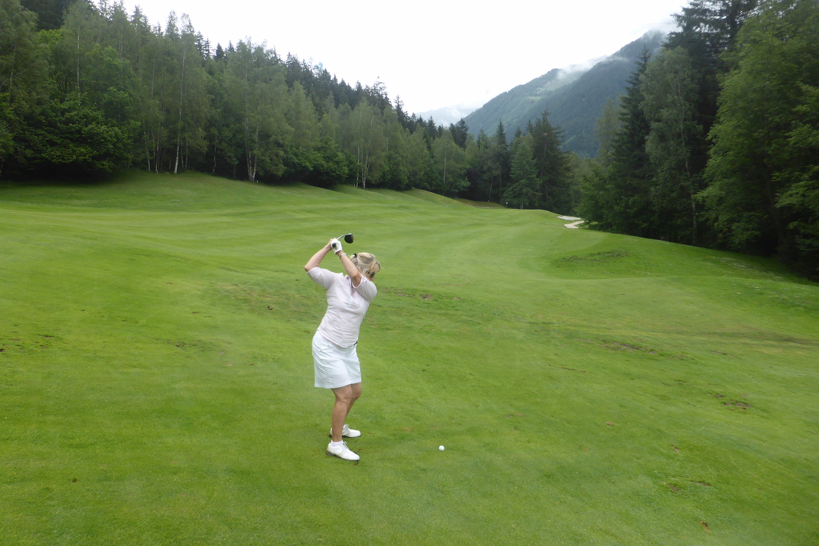 Très joli swing de Claude Mermet sur le par 4 n°7