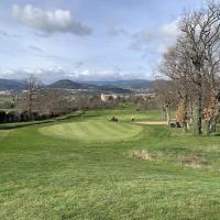 Le green du n°4 surplombe la ville d'Annonay