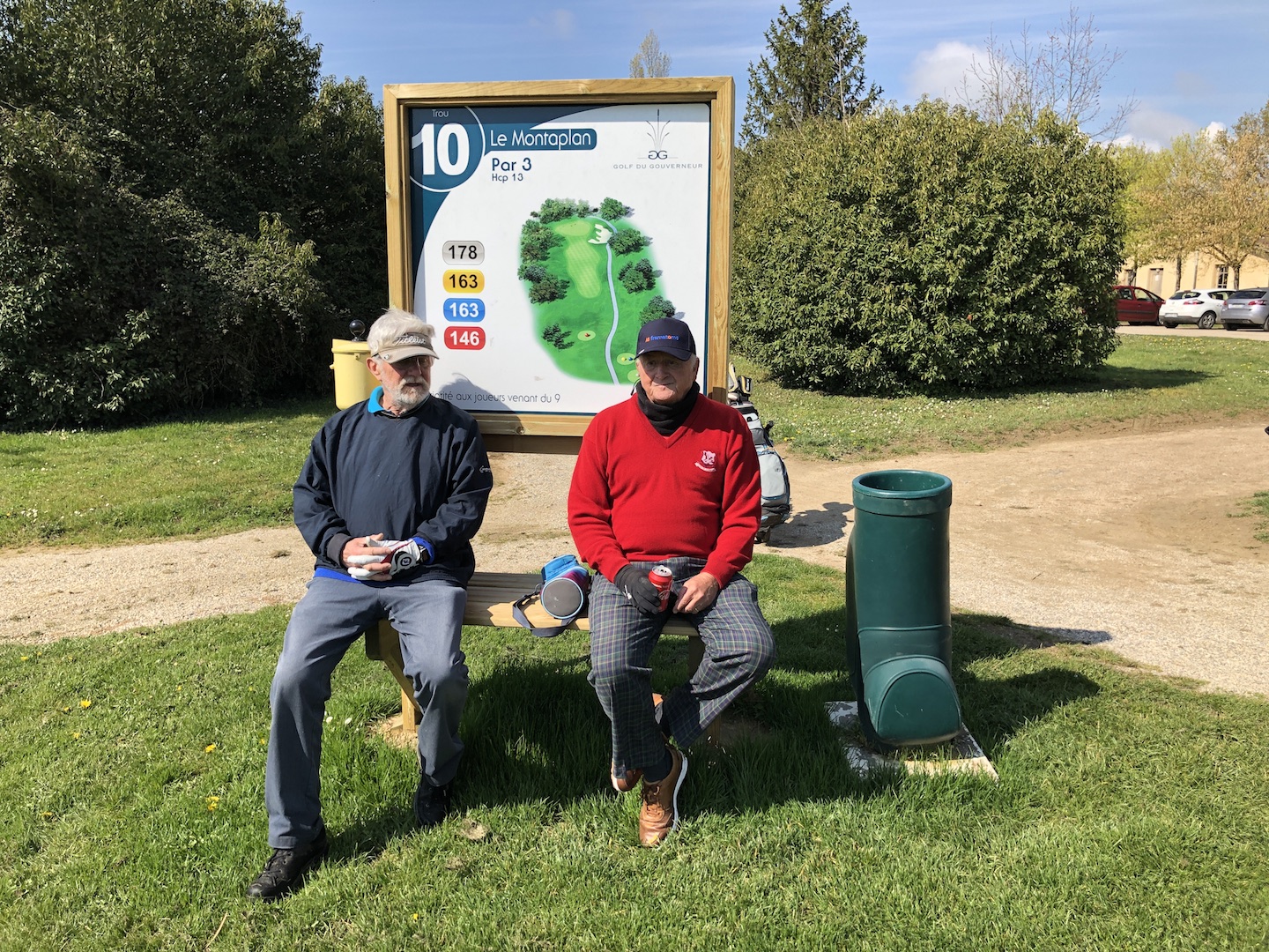 Patrick et Claude devisent au départ du par 3 n°10