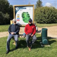 Patrick et Claude devisent au départ du par 3 n°10