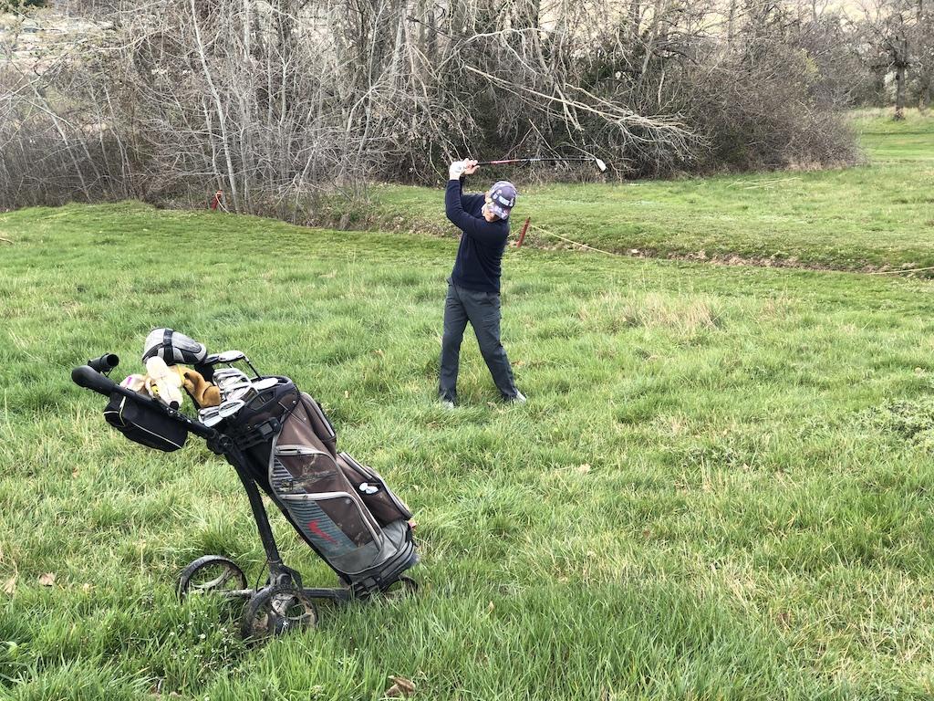 Superbe sortie de haut rough de Jean-Marc au par 4 n°6