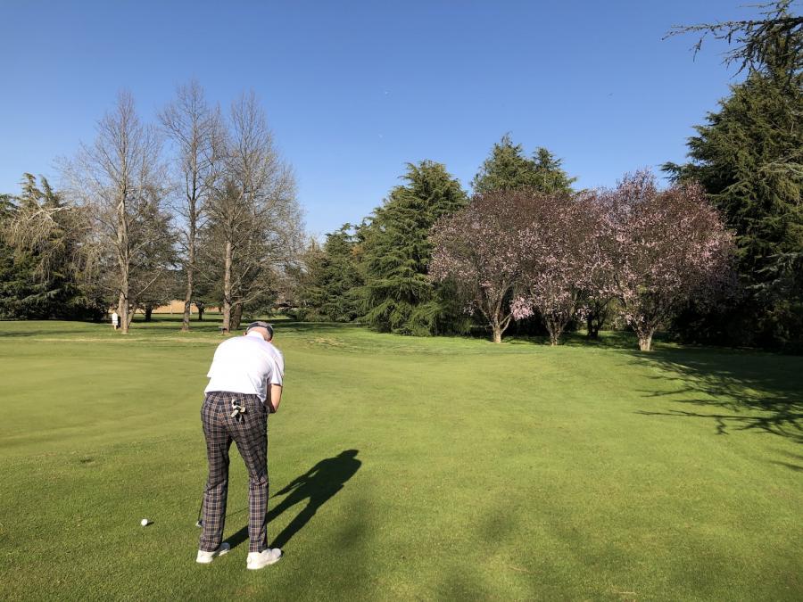 09 putt de b au 13 avec les prunus en arrrie re plan