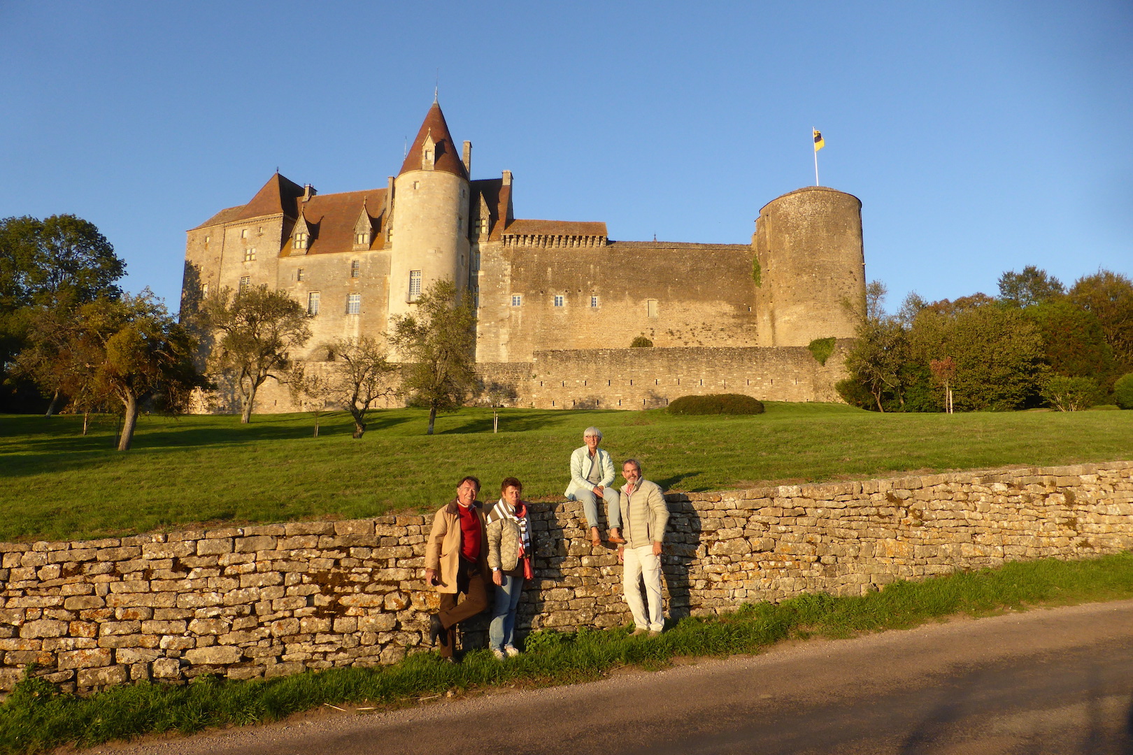 L'équipe COBE sans le photographe, devant le château de Chateauneuf