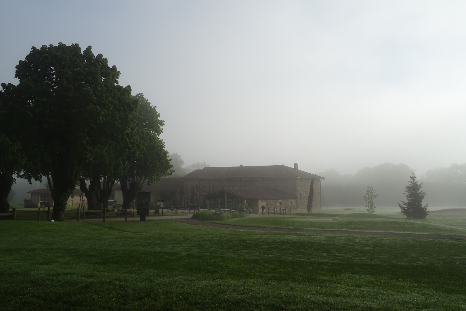 Tôt le matin, devant le club house