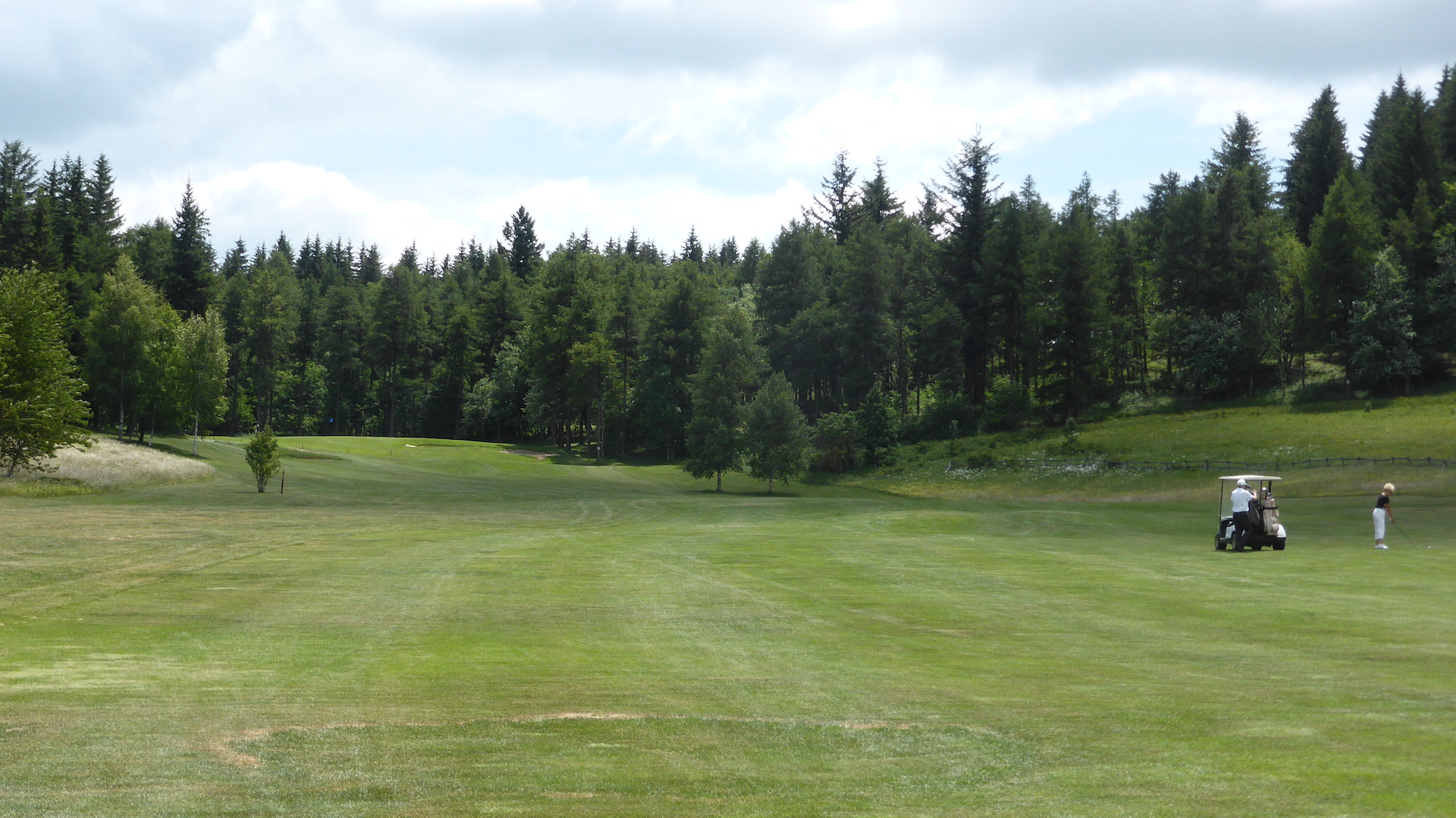 Marie-Antoinette sur le fairway du par 5 n°2