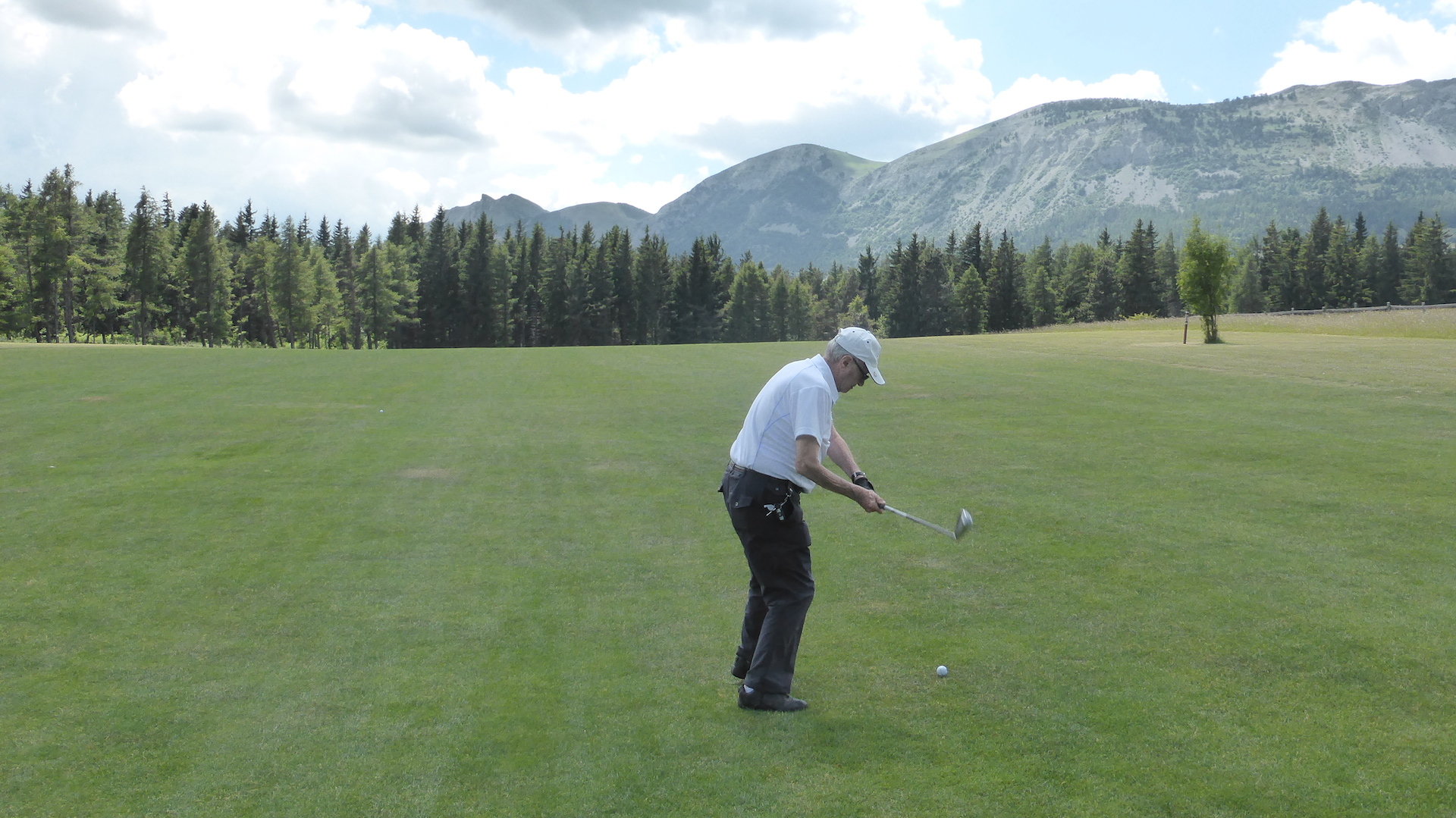 Henri Souche en approche sur le par 5 n°8; au fond, le Pic de Bure