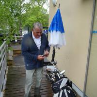 Jacky arrive trempé au club-house