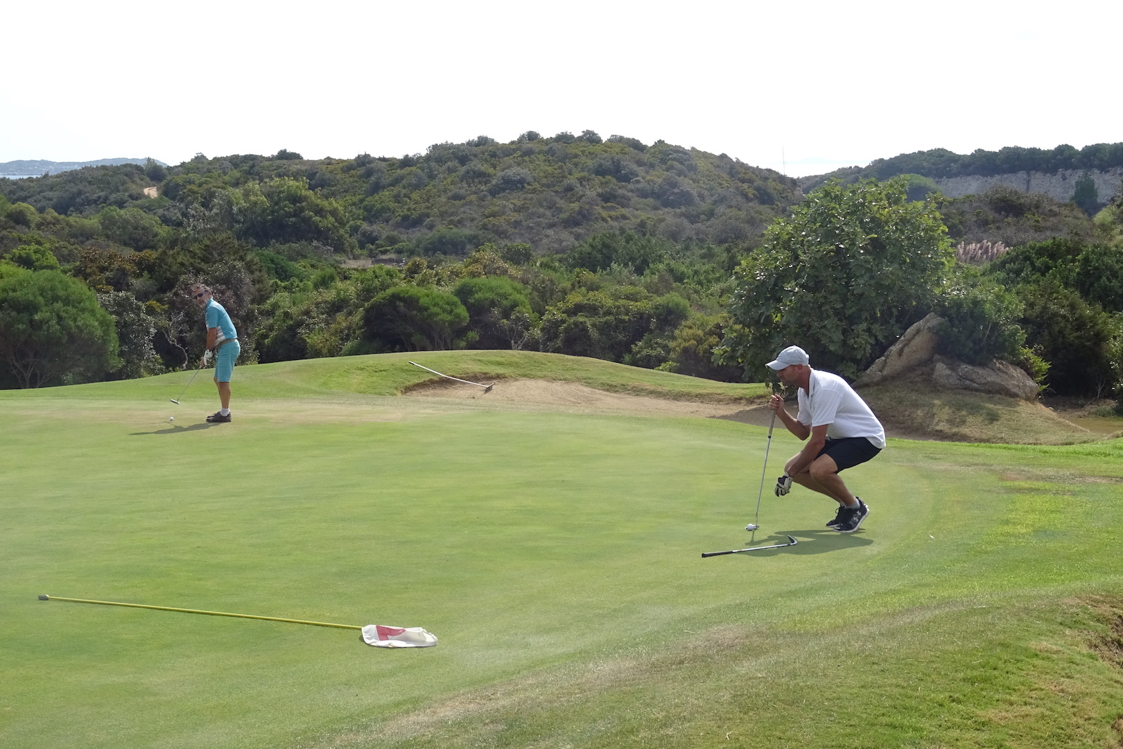 Le green du par 3 n°2 est bordé par un épais maquis