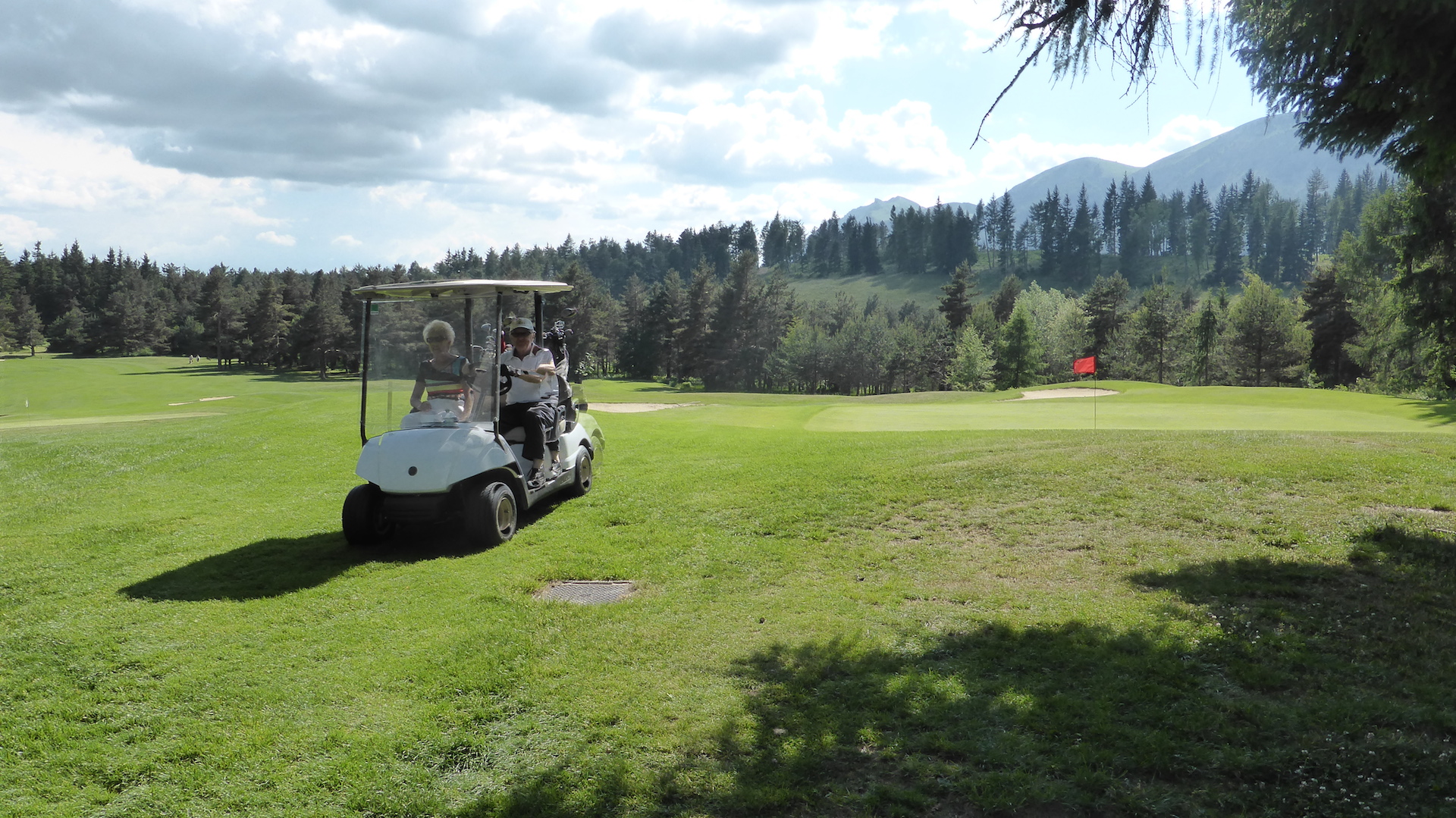 Marie-Anoinette et Henri près du green du par 3 n°13