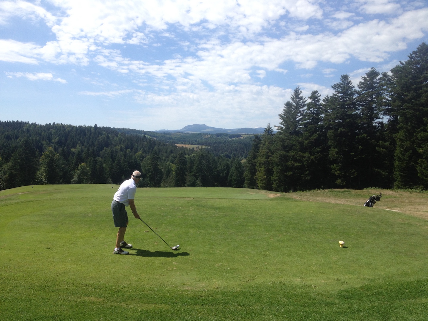 Bernard va mettre en jeu au devant le Mézenc au par 3 n°13