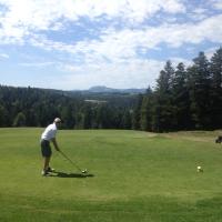 Bernard va mettre en jeu au devant le Mézenc au par 3 n°13
