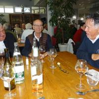 A table, on se console en échangeant sur les bons coups ...