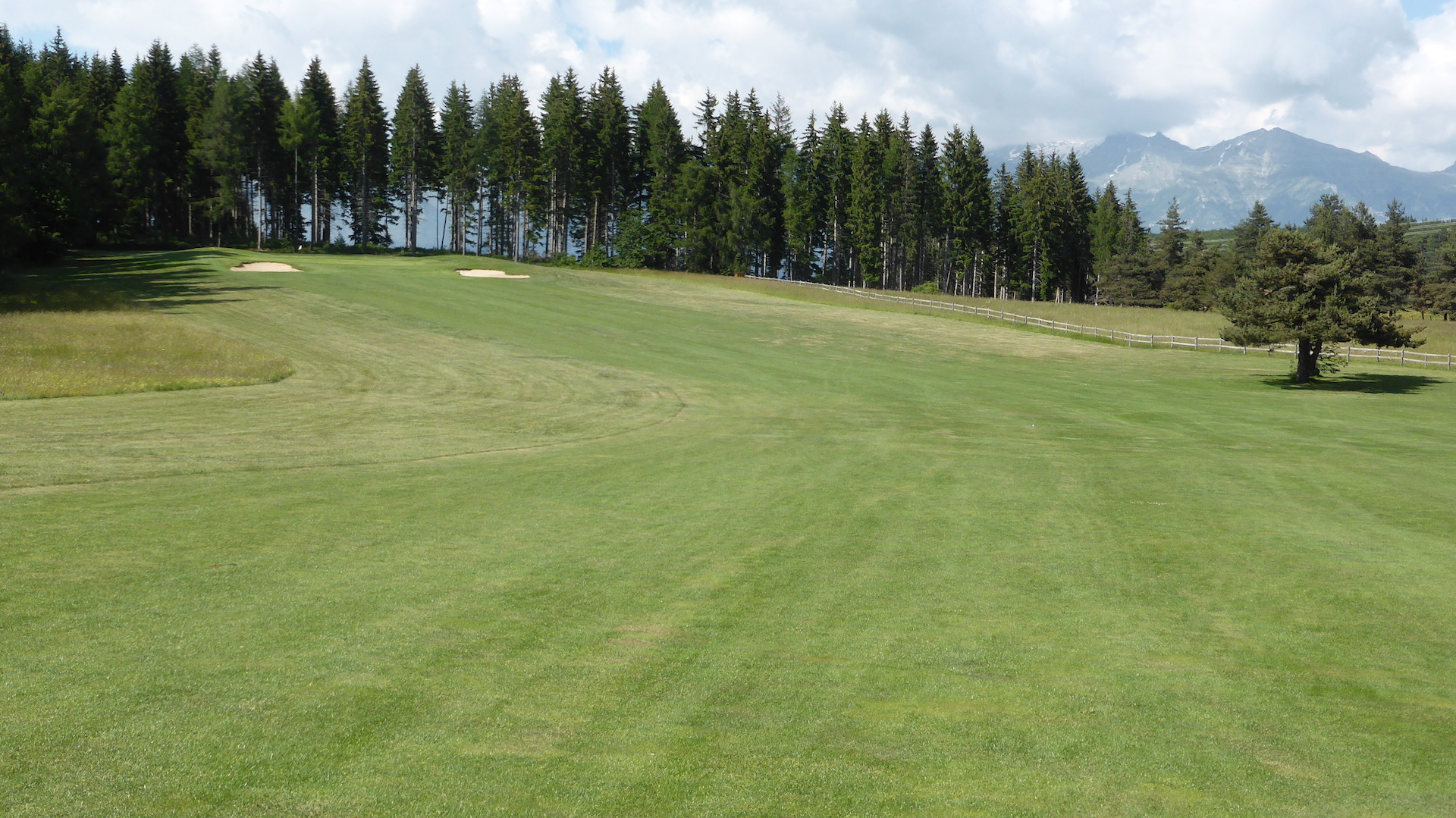 Le dogleg du par 4 n°14, avec les sommets du Champsaur en arrière plan