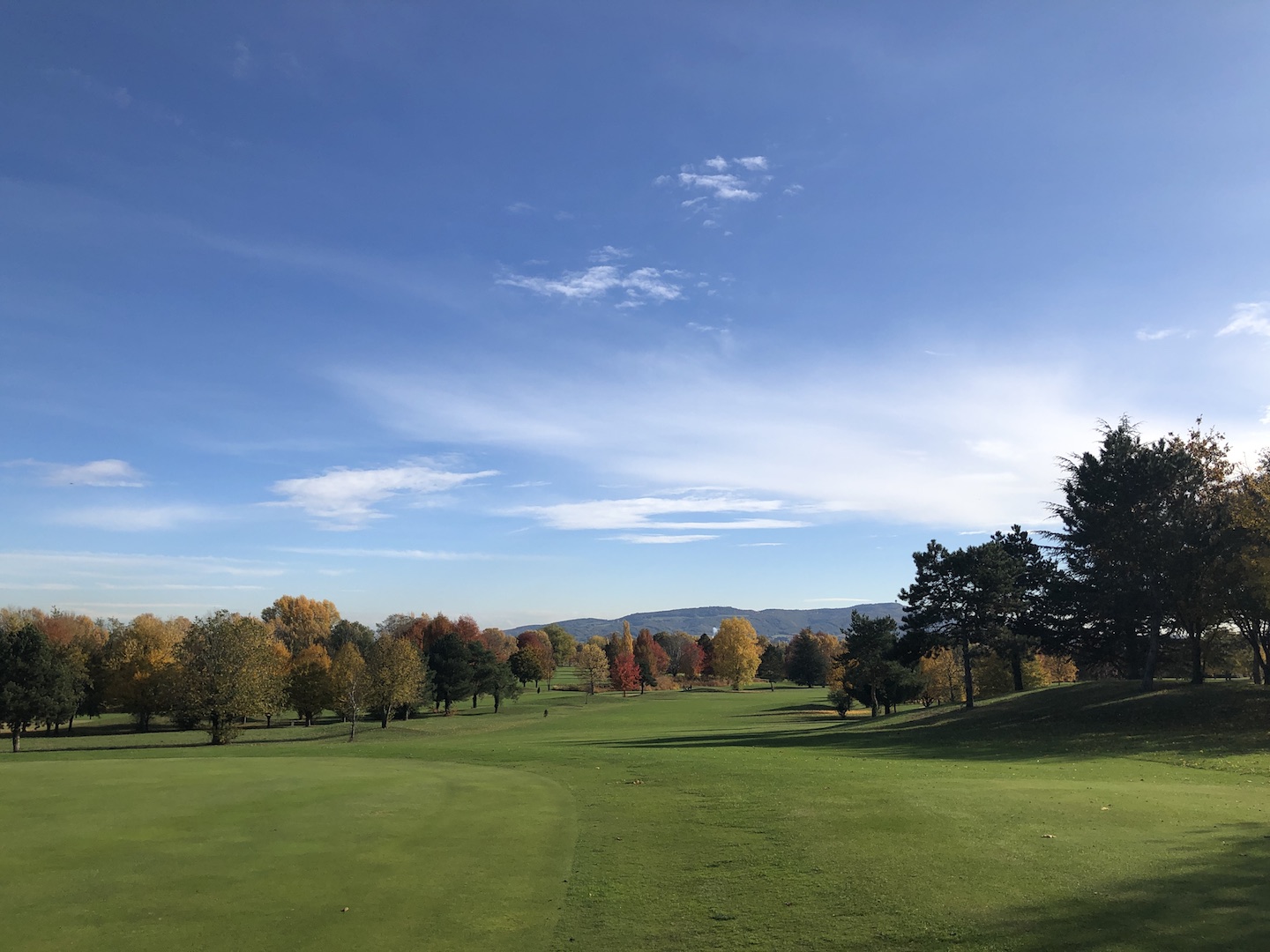 Un ciel d'un bleu profond domine le fairway du 18