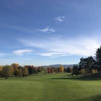 Un ciel d'un bleu profond domine le fairway du 18
