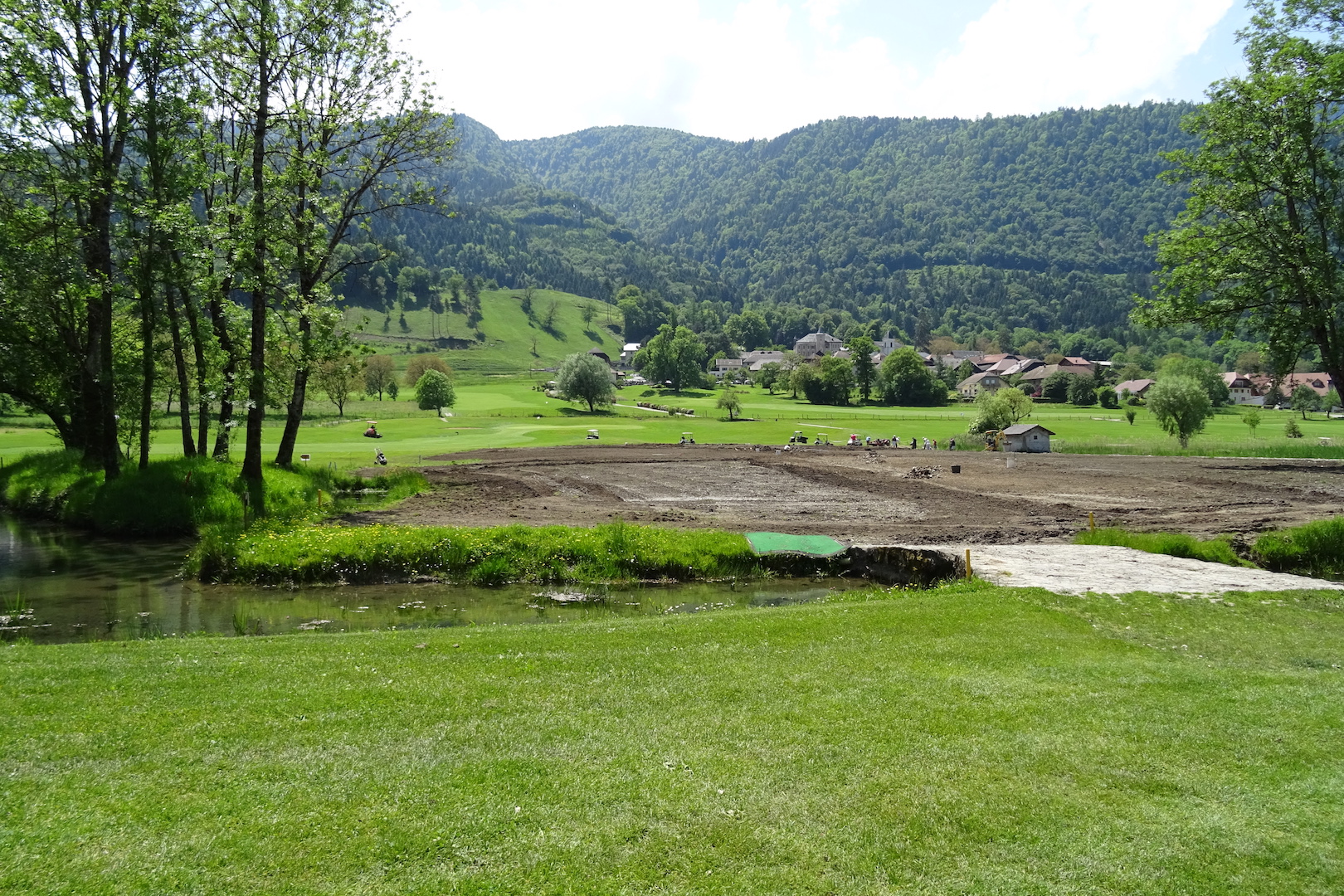 Le village de Giez et les travaux de réfection du trou n°1