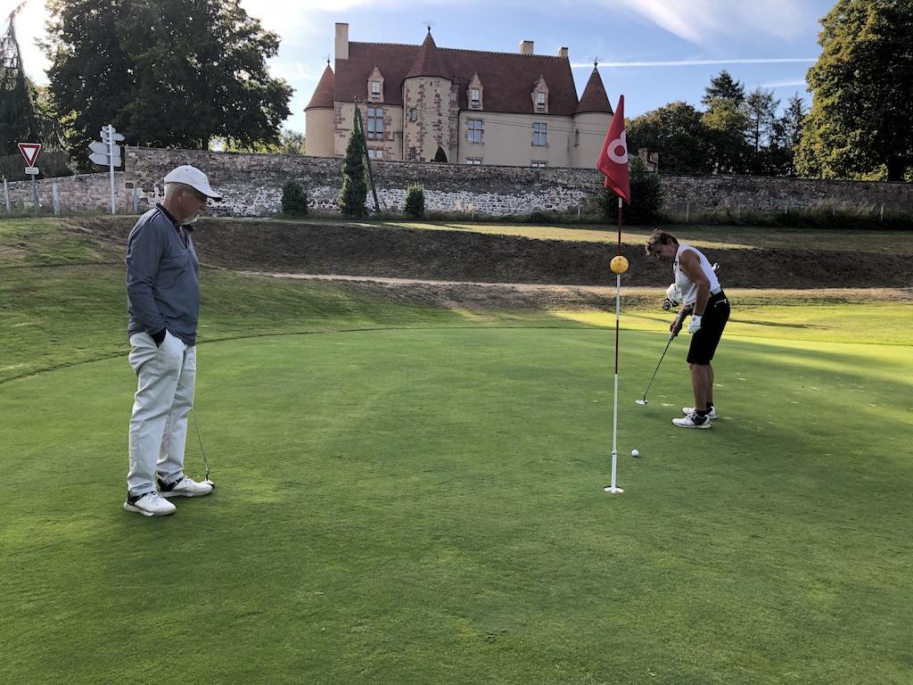 Putt de Martine devant le château de la Guerche