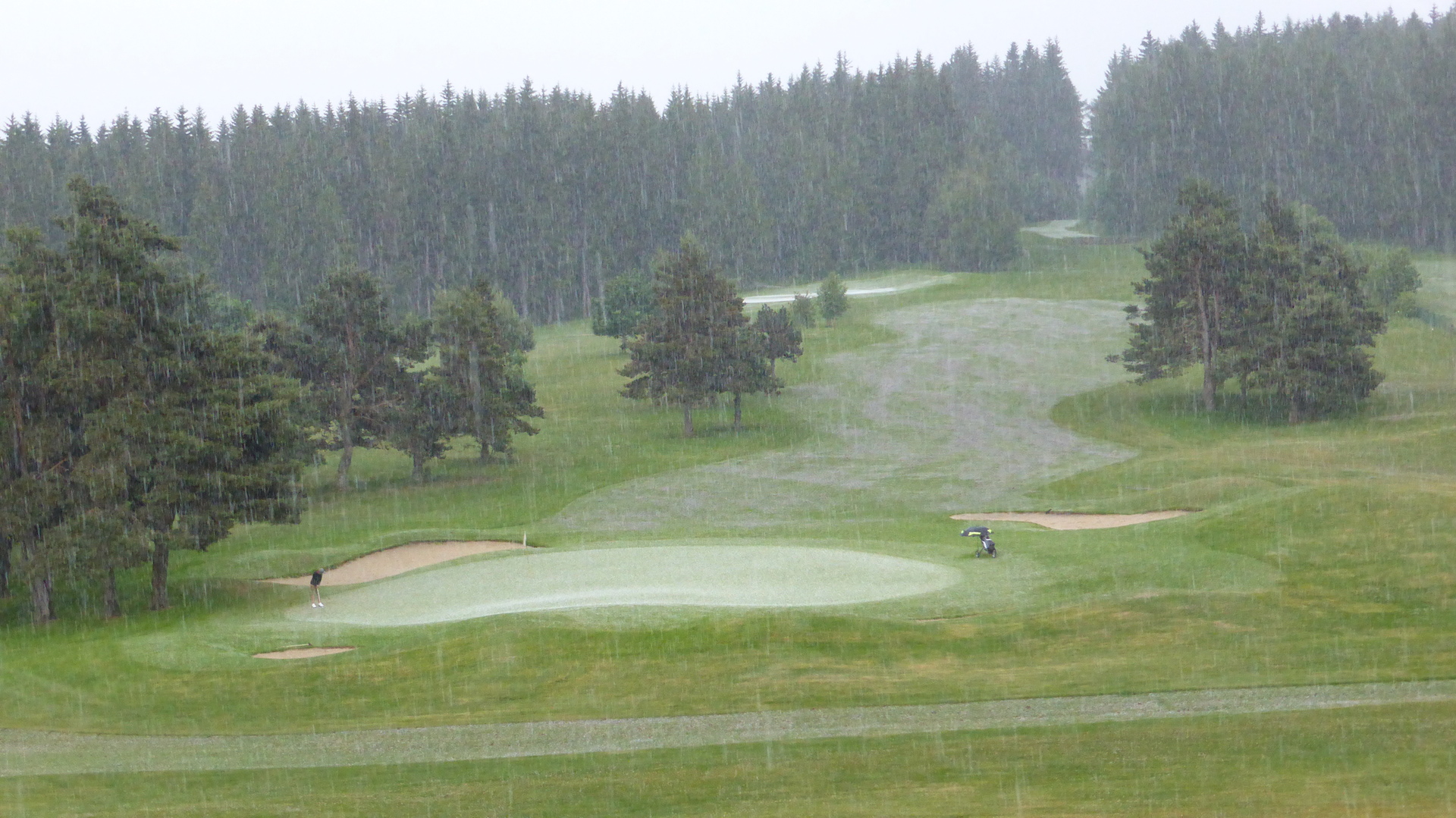 14h14, début de l'averse de grêle sur le trou n°18