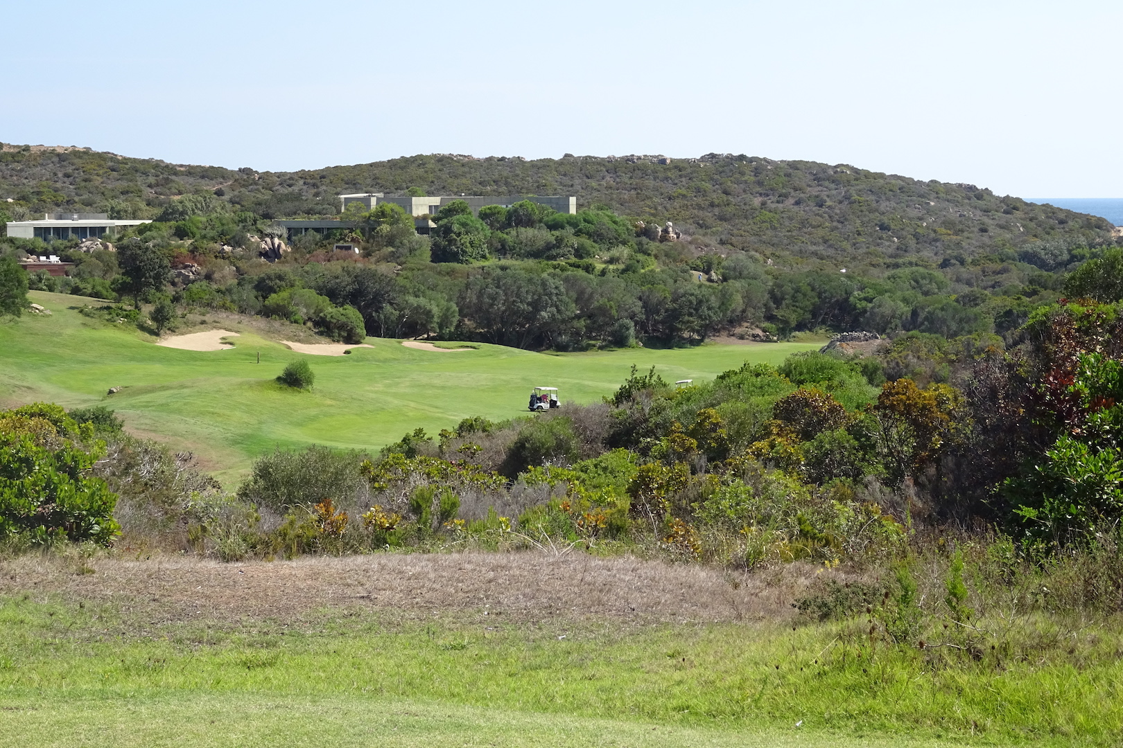 Le dogleg droit du par 4 n°6 longe un épais maquis