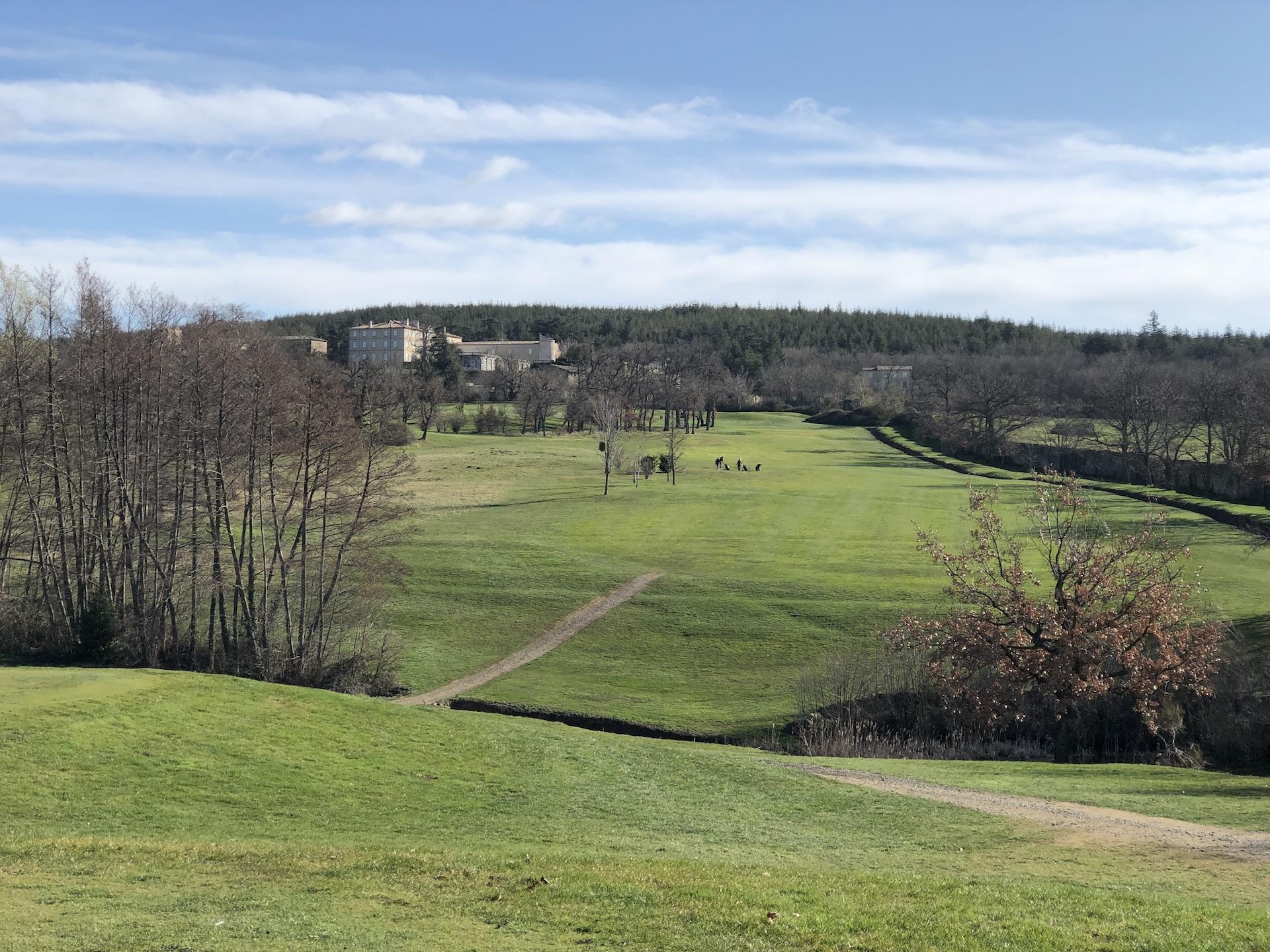 La montée du par 5 n°4 dominée par l'imposant château de Gourdan