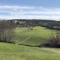 La montée du par 5 n°4 dominée par l'imposant château de Gourdan