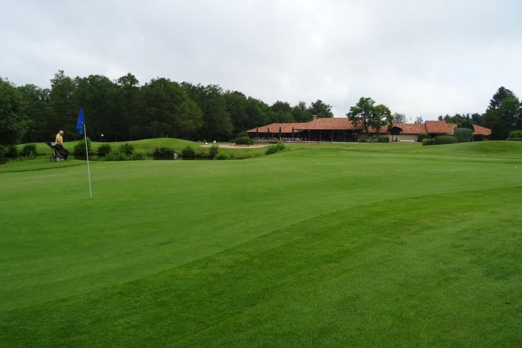 21 le superbe club house et le green du n 18