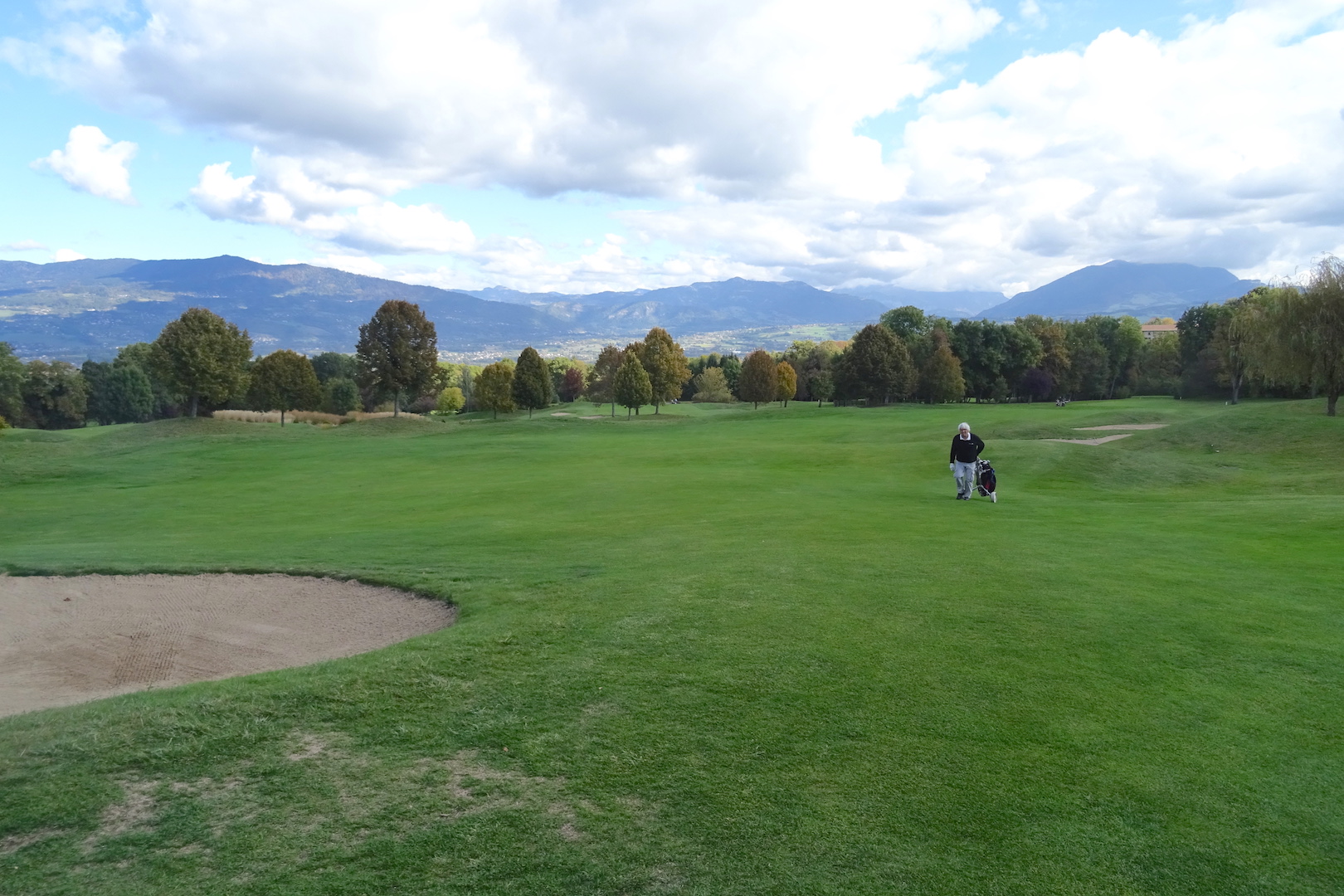 Le trou n°7 est un court par 4 dogleg gauche qui monte vers un green bien défendu