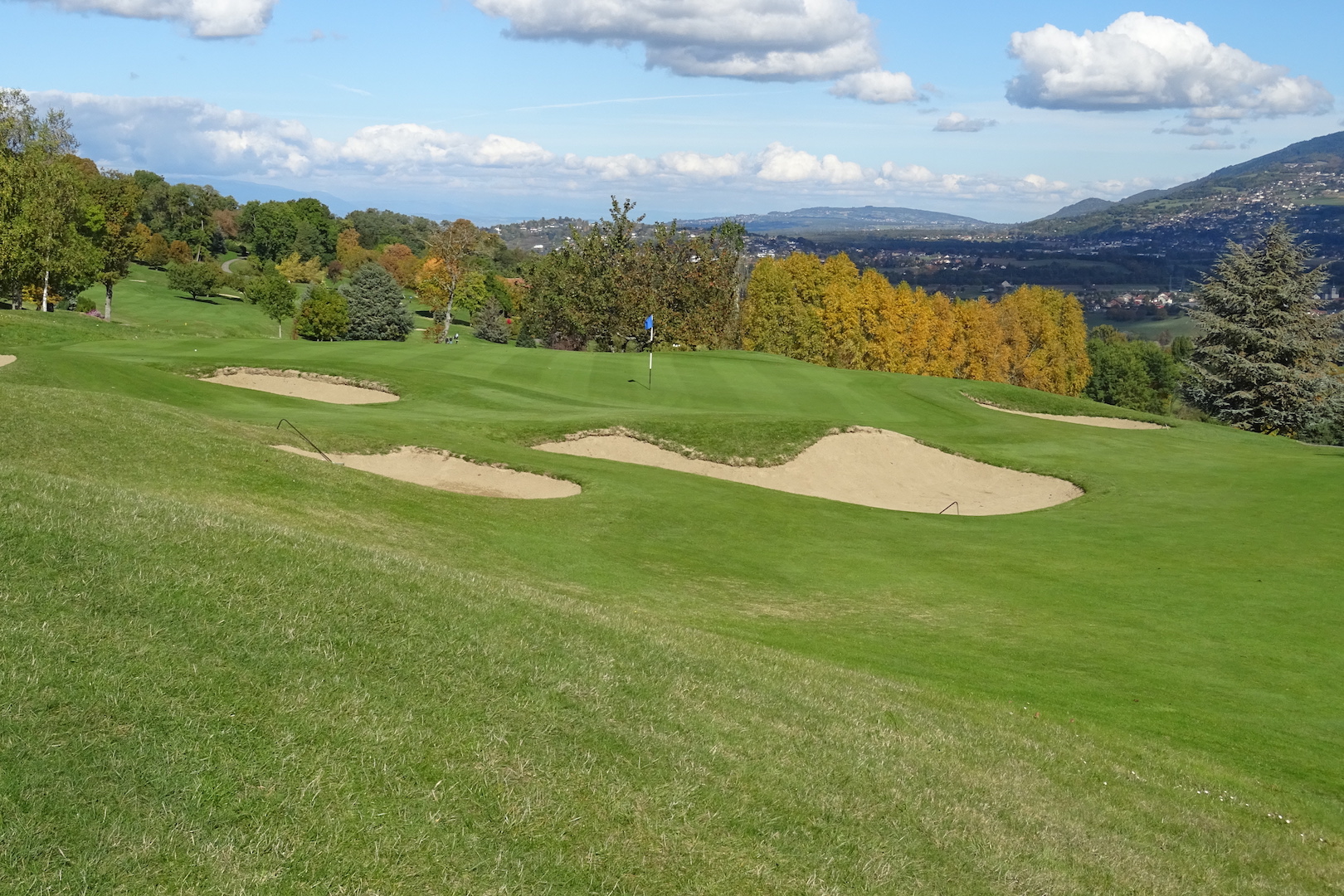 Le green du par 4 n°8, trou en fort dévers, est également très protégé