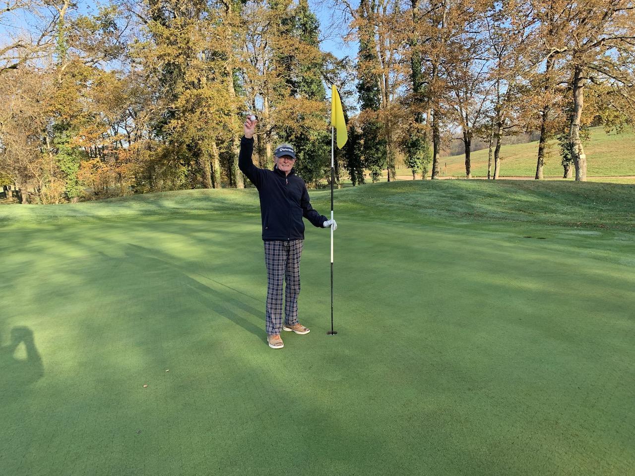 Bernard célèbre son approche rentrée pour birdie au n°1