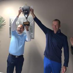 22 eric et sean brandissent la cup carre e