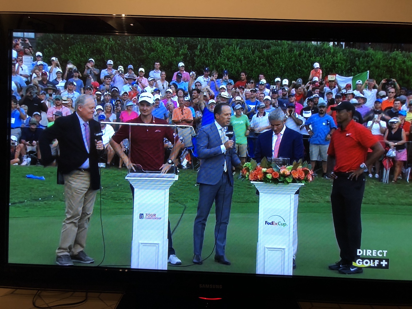 Justin et Tiger devant les trophées