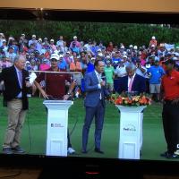 Justin et Tiger devant les trophées