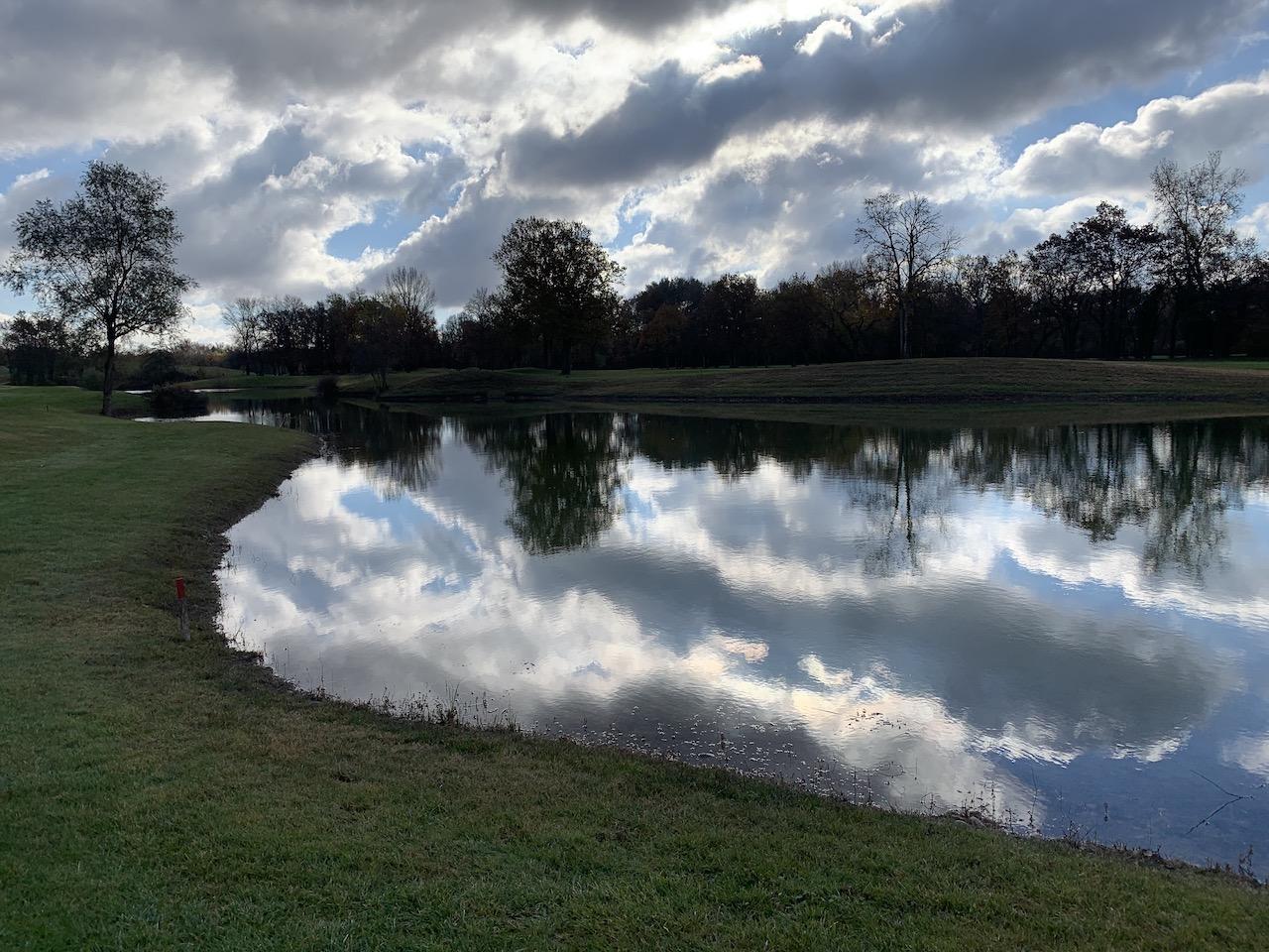 Superbes reflets sur l'étang du par 5 n°2 (qu'elle est belle, Félix!)