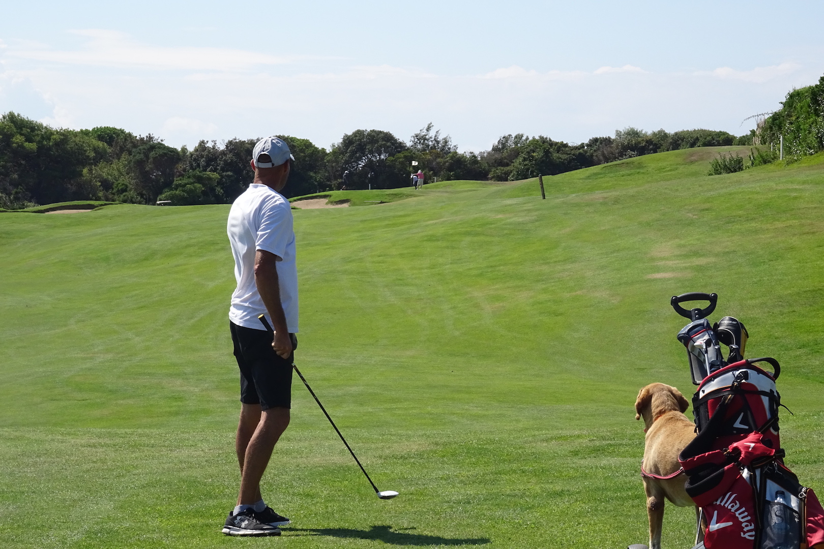 Approche en montée du green du par 5 n°9