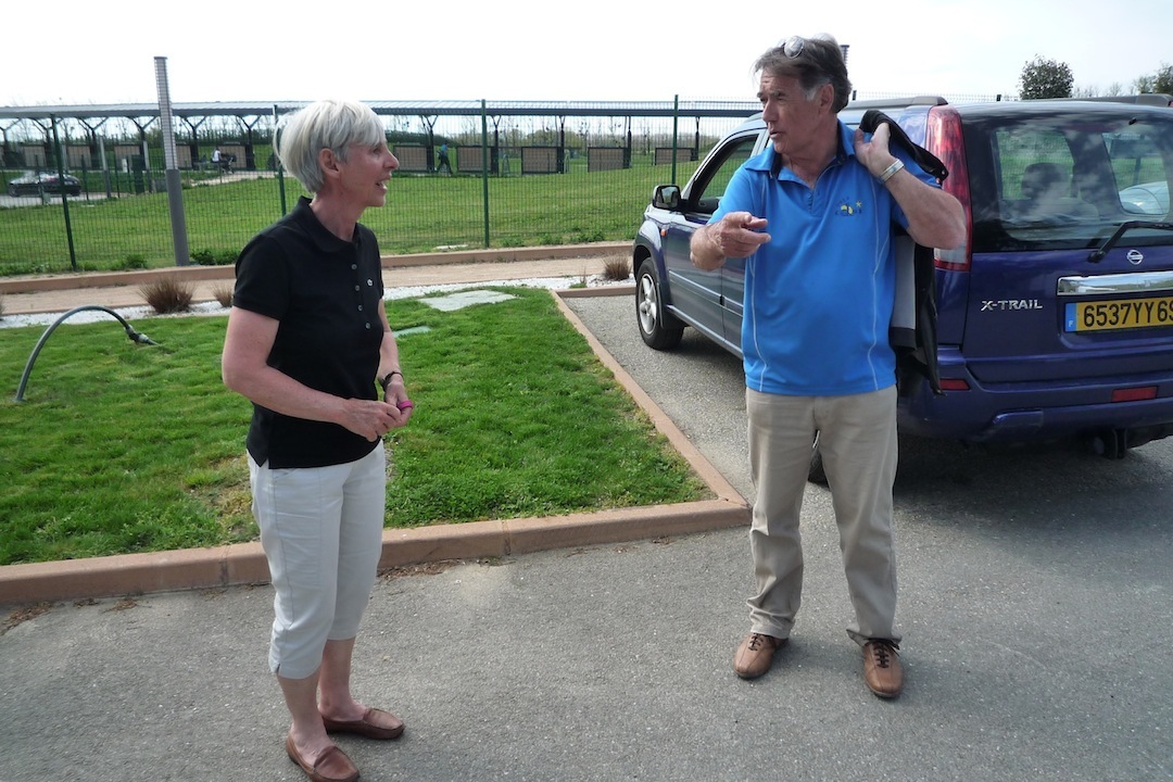 Françoise et Félix conversent sur le parking