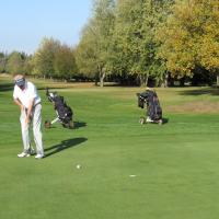 Ce putt de Bernard au n°10 va rentrer et le ramener à 2 down
