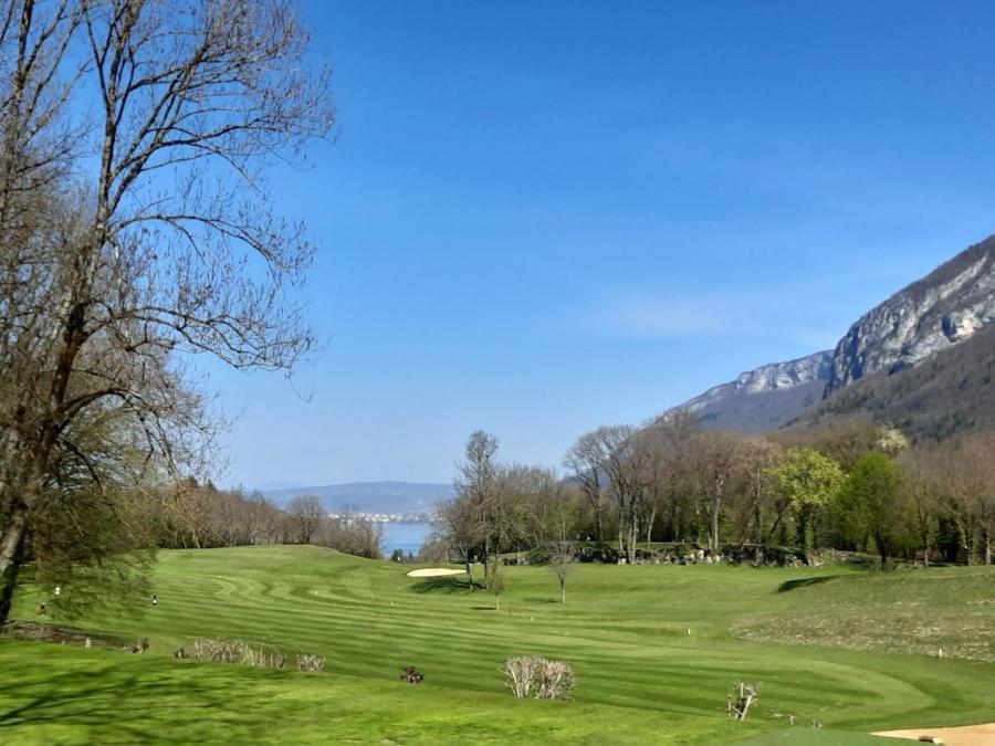 Le par 5 n°13 devant le lac d'Annecy