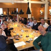 Tous à table