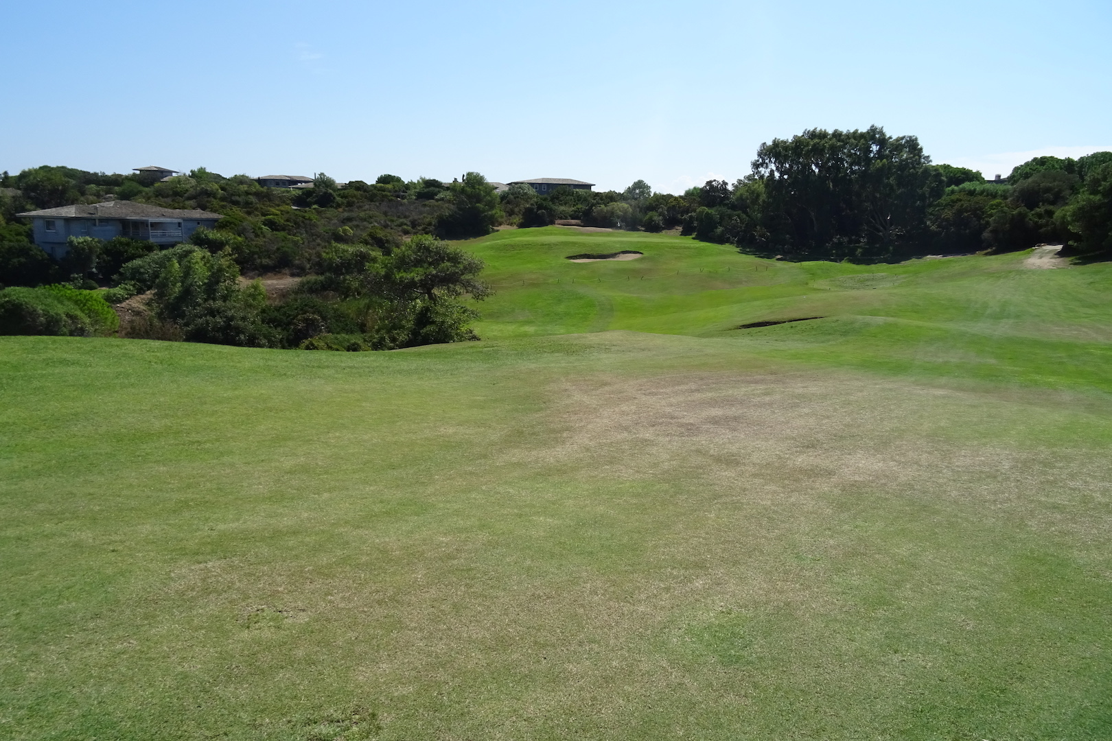 Le dogleg gauche du long n°10 vers un green bien protégé