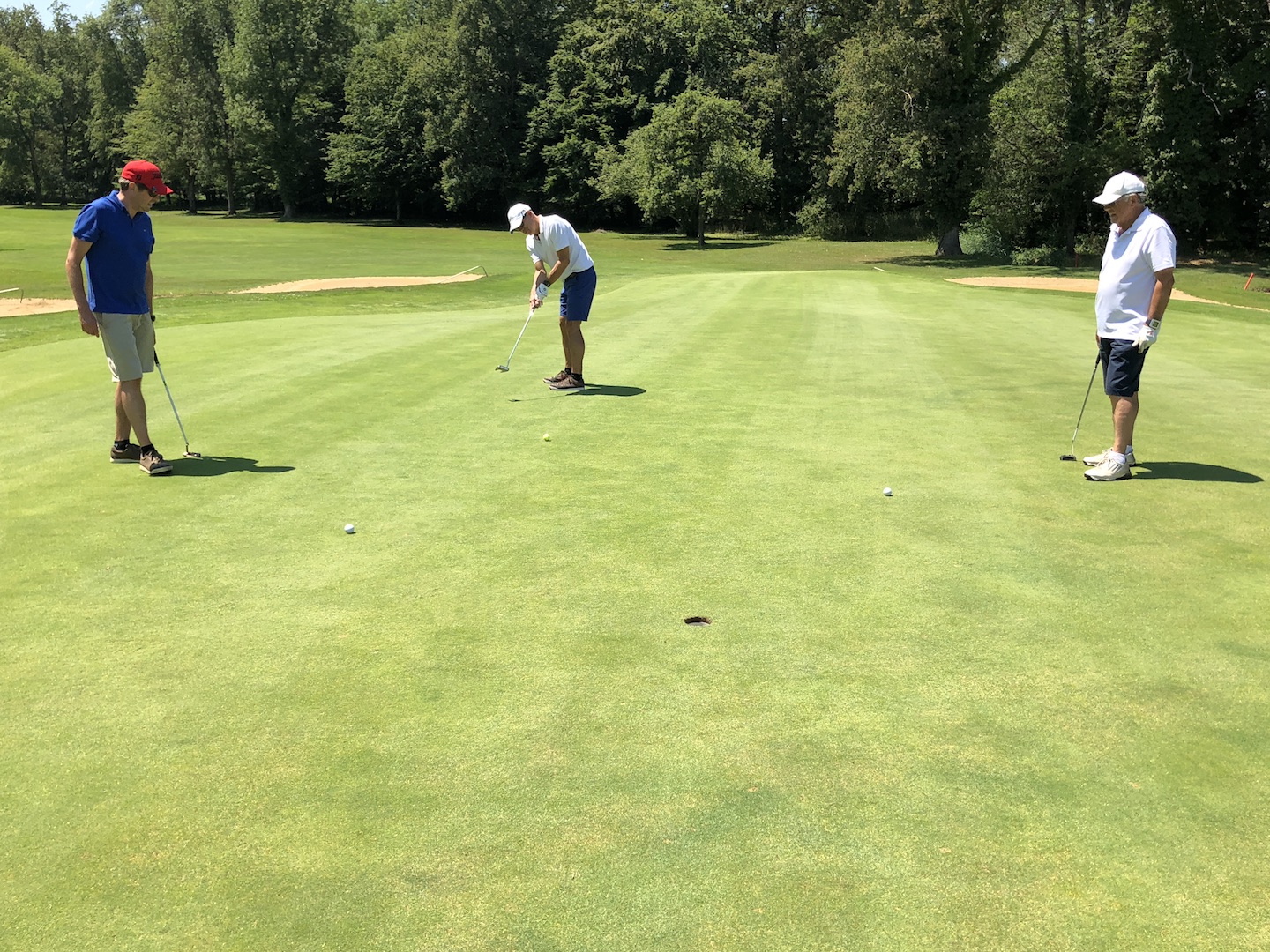 Le dernier putt de Fabrice devant Guillaume et ... Papa