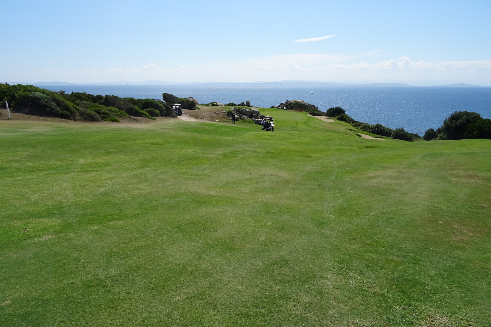 La descente vers le green du par 4 n°11 au bord de la falaise